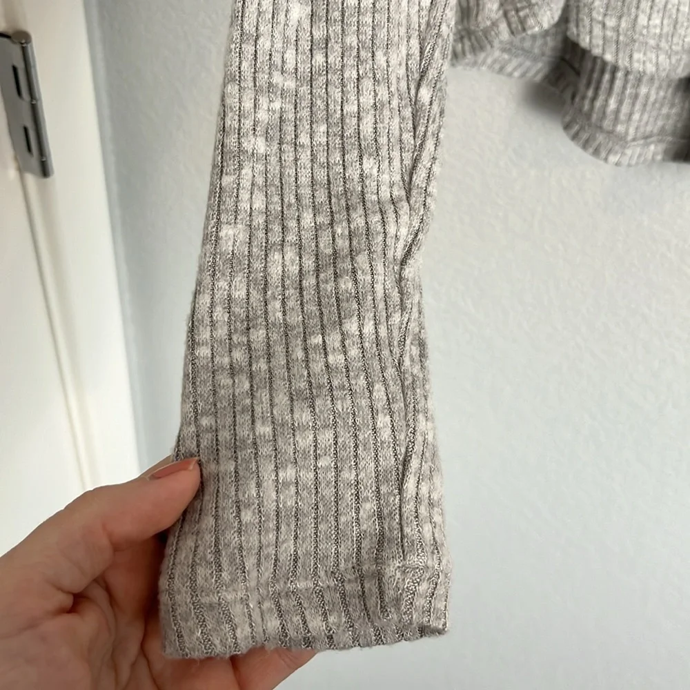 American Eagle Gray ribbed long sleeve top - Picture 4 of 10